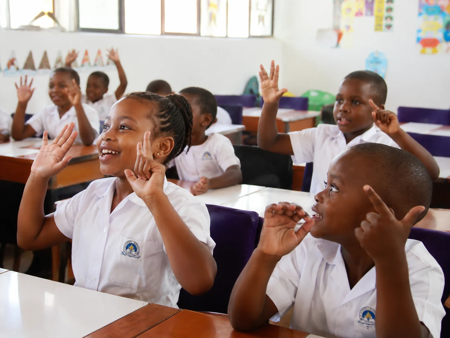 Enfants en classe de maternelle participant avec enthousiasme